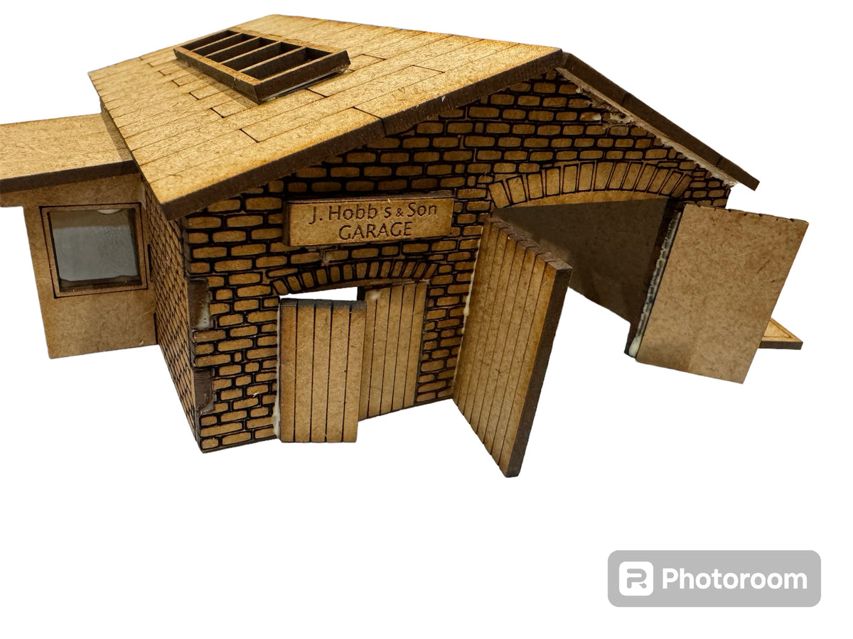 O Gauge Petrol Station and Garage / WorkShop 1/43 Scale model railway Diorama